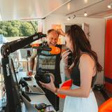 Zwei Personen lachen zusammen. Vor ihnen sind Mikros aufgehängt (Foto: MxM Photo)