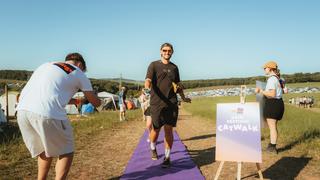 Ein Mann läuft über einen lila Teppich! (Foto: MxM Photo)