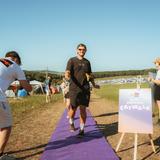 Ein Mann läuft über einen lila Teppich! (Foto: MxM Photo)