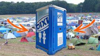 Collage: Eine Dixi-Toilette vor dem Rocco del Schlacko Zeltplatz. (Foto: UNSERDING)