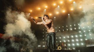 Ein Sänger singt oberkörperfrei auf der Bühne (Foto: MxM Photo)