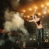 Ein Sänger singt oberkörperfrei auf der Bühne (Foto: MxM Photo)