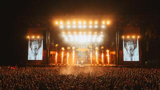 Die Mainstage mit Publikum bei Nacht (Foto: MxM Photo)