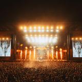 Die Mainstage mit Publikum bei Nacht (Foto: MxM Photo)