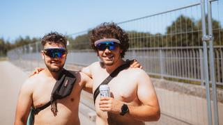 Zwei Jungs mit großen Sonnenbrillen. (Foto: MXM Photo)