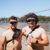 Zwei Jungs mit großen Sonnenbrillen. (Foto: MXM Photo)