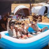 Mehrere Leute sitzen in einem aufblasbaren Pool. (Foto: MXM Photo)