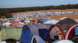 Viele Zelte auf einem Feld. (Foto: MXM Photo)