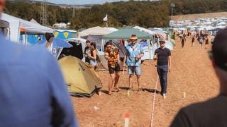 Eine Gruppe spielt Flunkyball auf dem Campingplatz. (Foto: MXM Photo)