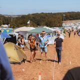 Eine Gruppe spielt Flunkyball auf dem Campingplatz. (Foto: MXM Photo)