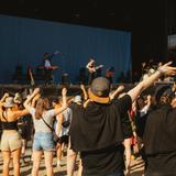 Menschenmende vor der Bühne winkt mit den Armen. (Foto: MXM Photo)