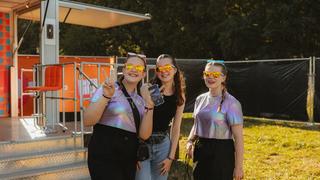 Drei Mädels mit der UNSERDING-Sonnenbrille. (Foto: MXM Photo)