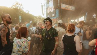 Menschen vor der Bühne, Seifenblasen im Hintergrund. (Foto: MXM Photo)