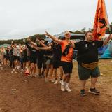 Eine Menschenkette. Der vordere Mann hält eine orangene Fahne hoch. (Foto: MXM Photo)