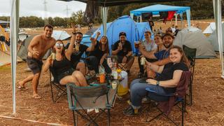 Mehrere Menschen sitzen mit Campingstühlen im Kreis. (Foto: MXM Photo)