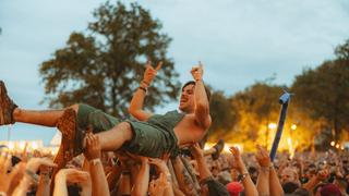 Ein Mann beim Stagediving. (Foto: MXM Photo)