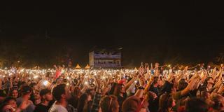 Publikum mit Handylichter. (Foto: MXM Photo)