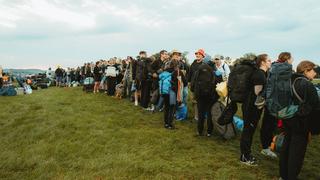 Eine Schlange aus mehreren Menschen mit Gepäck. (Foto: MXMPhoto)