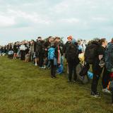 Eine Schlange aus mehreren Menschen mit Gepäck. (Foto: MXMPhoto)