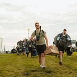 Zwei Männer tragen ihr Gepäck und lachen in die Kamera (Foto: MXMPhoto)
