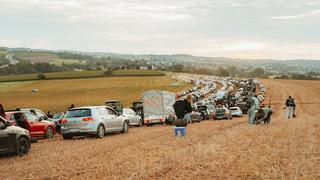 Autos parken auf einem Feld (Foto: MXMPhoto)