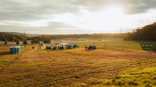 Blick auf einen noch leeren Campingplatz. Die ersten Zelte stehen. (Foto: MXMPhoto)