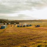 Blick auf einen noch leeren Campingplatz. Die ersten Zelte stehen. (Foto: MXMPhoto)
