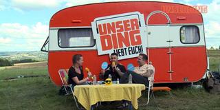 Die Broilers im Interview vor dem UNSERDING Wohnwagen auf dem Rocco (Foto: UNSERDING)