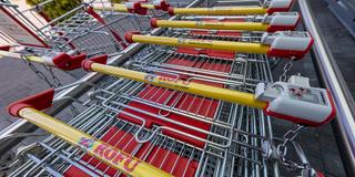 Einkaufswagen der Spielwarenkette Rofu-Kinderland (Foto: IMAGO / Beautiful Sports)
