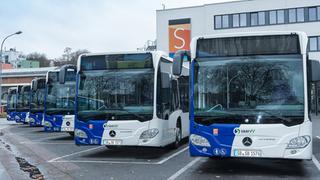 Mehrere Busse des saarVV stehen nebeneinander. (Foto: Saarbahn/Pressefoto)