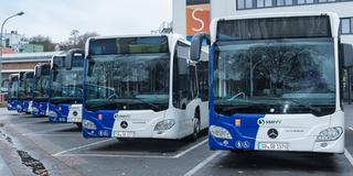 Mehrere Busse des saarVV stehen nebeneinander. (Foto: Saarbahn/Pressefoto)