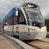 Die Saarbahn steht an einer Haltestelle (Foto: Pasquale D'Angiolillo)