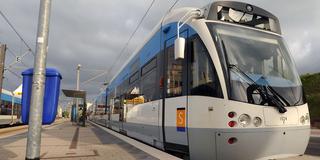 Die Saarbahn steht an einer Haltestelle (Foto: Pasquale D'Angiolillo)