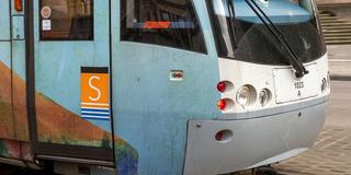 Das Logo der Straßenbahn auf einem vorbeifahrenden Schienenfahrzeug (Foto: SR/Sebastian Knöbber)