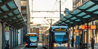 Bus und Saarbahn am Hauptbahnhof Saarbrücken (Foto: Sebastian Knöbber/SR)
