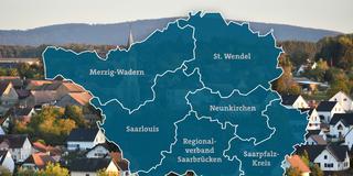 Karte des Saarlandes mit dem Landkreisen vor dem Hintergrund eines Dorfes (Foto: unsplash / Daniele La Rosa Messina, SR/Knöbber)