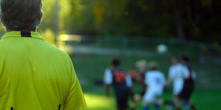 Ein Schiedsrichter auf dem Fußballplatz (Foto: unsplash / Yuval Zuckerman)