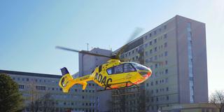 Rettungshubschrauber „Christoph 16“ im Landeanflug am Saarbrücker Winterberg-Klinikum (Foto: AIO ADAC Saarland )