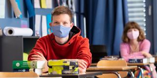 Schüler mit Masken im Unterricht (Foto: picture alliance/Sven Hoppe/dpa)