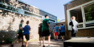 Schüler auf einem Schulhof (Foto: picture alliance/dpa | Christoph Soeder)