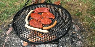 Fleisch und Grillwürstchen auf einem Schwenker. (Foto: Rebecca Kaiser)