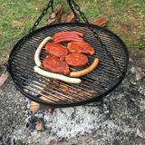 Fleisch und Grillwürstchen auf einem Schwenker. (Foto: Rebecca Kaiser)