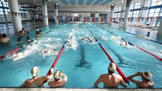 Ein Schwimmwettkamp findet in einem Hallenbad statt (Foto: pixabay.com/HeungSoon)