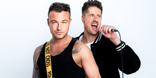 Die zwei Artists von SPD stehen vor einem weißen Hintergrund. (Foto: Pressebild/RobertHirschmannbdxmedia)