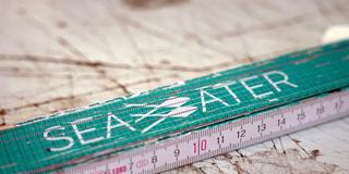 Logo der Seawater Cubes GmbH auf einem Metermaß (Foto: SR)