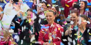 Närinnen und Narren feiern die Sessionseröffnung in Saarbrücken - es regnet Konfetti (Foto: SR Fernsehen)