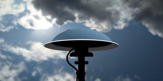 Eine Alarmsirene vor einem bewölktem Himmel (Foto: Pixabay)