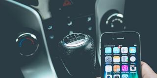 Smartphonenutzung im Auto (Foto: pixabay/pexels (CC0))