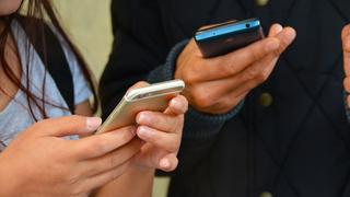 Zwei Leute tippen auf ihren Smartphones (Foto: pixabay.com/terimakasih0)