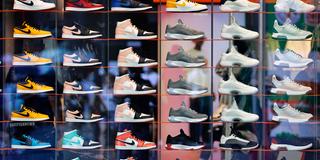 Sneaker verschiedener Schuhhersteller wie Nike stehen in einem Schaufenster.  (Foto: IMAGO / Future Image)